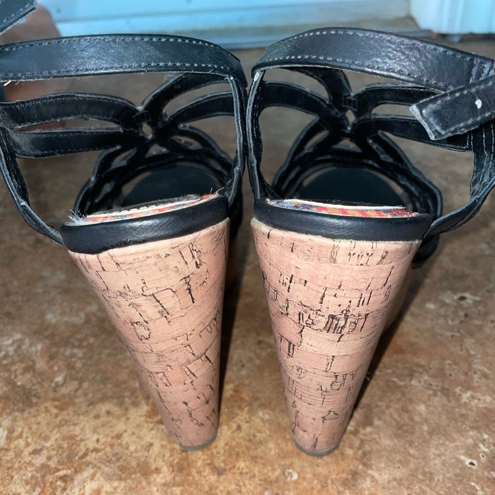 Brand New platform high heeled wedge strappy sandal. Black Madden Girl 6.5 - Picture 3 of 4